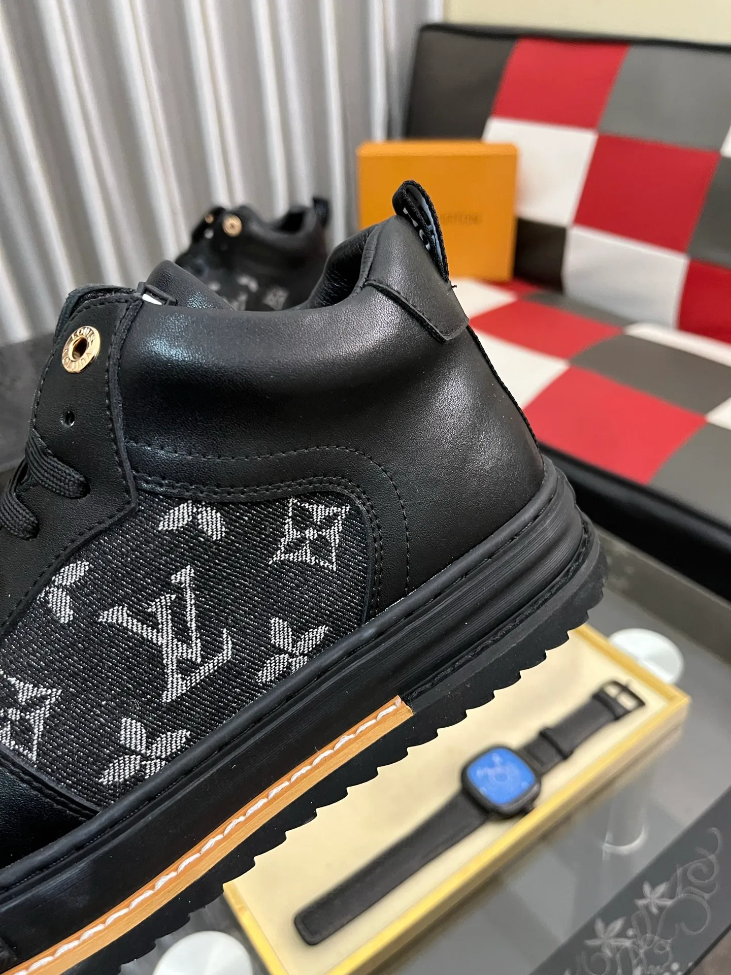Ex-factory price: 420⌚️⌚️《Louis vuitton/LV Louis Vuitton》original quality.~ Unique modern style sneakers. 🏃A must-have casual shoe for trendy men😍😍 Original brand imported from Italy, imported original leather, cowhide lining (refuses to discolor and grind feet) sole: original sole provided by the original factory, French lazy style design ⚠️Fit to the feet, original quality, super comfortable original sole. Code number: 38-442️⃣Colors available